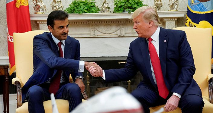 الرئيس الأمريكي دونالد يصافح أمير قطر الشيخ تميم بن حمد آل ثان في البيت الأبيض بالعاصمة الأمريكية واشنطن، 9 يوليو/تموز 2019