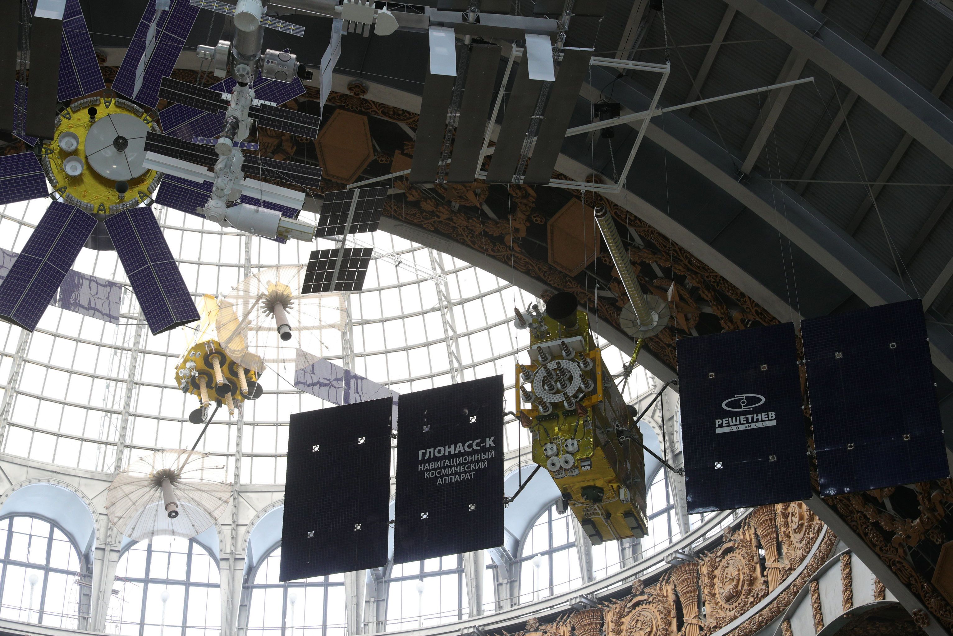نموذج بالحجم الكامل للمركبة الفضائية Glonass-K (في الخلفية) لنظام الملاحة العالمي غلوناس الروسي في معرض مركز رواد الفضاء والطيران
