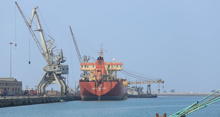سفينة تحمل شحنة نفط في ميناء الحديدة في اليمن