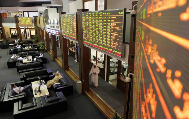 شاشات تداول بأسواق الأسهم الإماراتية