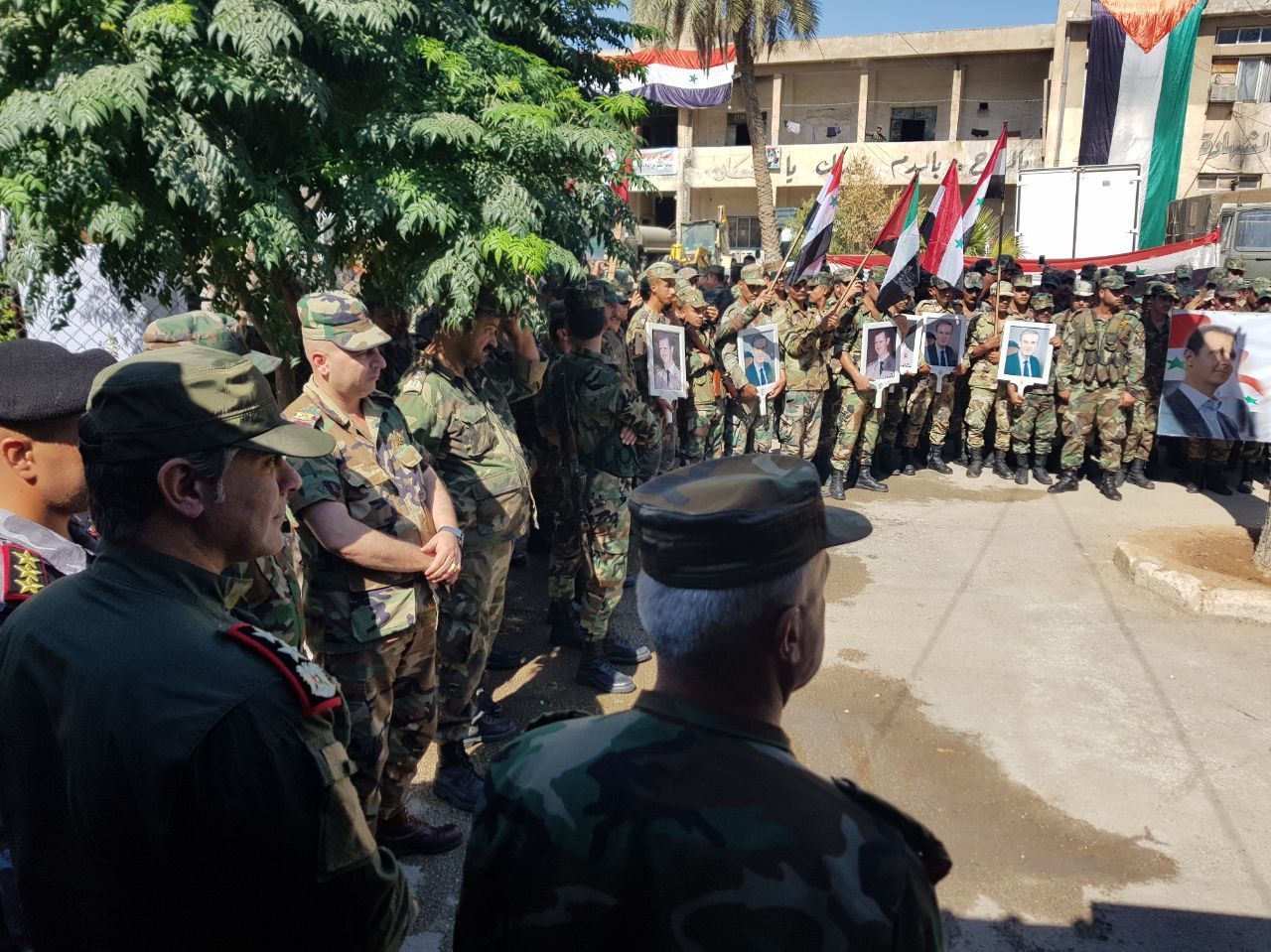 جنود سوريون يحتفلون بعيد الجيش وسط غابة من القواعد الأمريكية