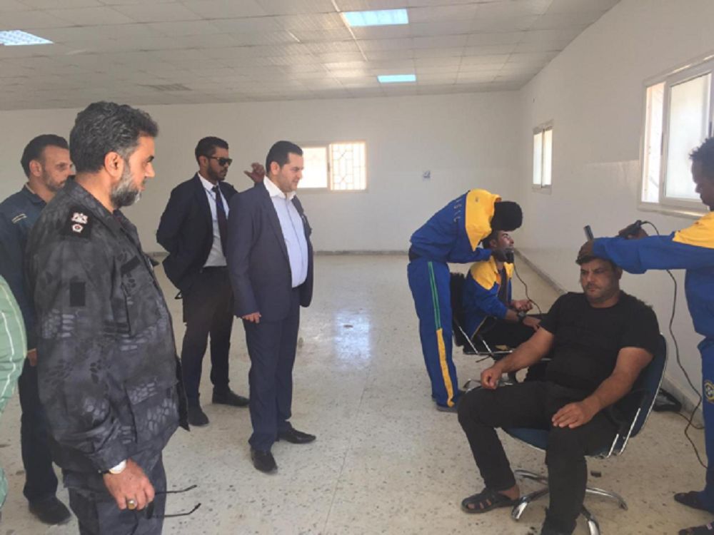 زيارة وزير خارجية الحكومة الليبية المؤقتة، عبد الهادي الحويج في مركز الإيواء قنفودة في بنغازي