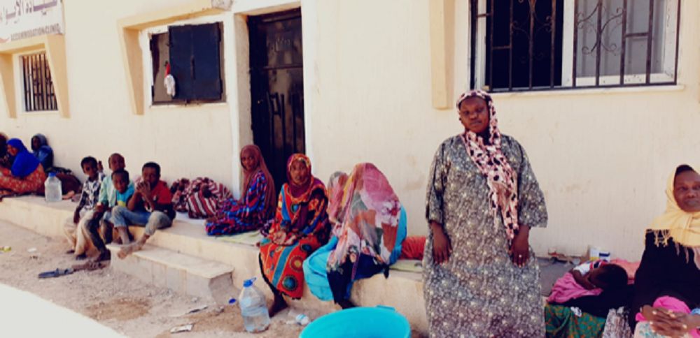 نساء وأطفالهن من أصول سودانية في مركة الإيواء قنفودة في بنغازي