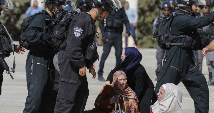 إمرأة تتعرض للضرب من قبل إسرائيليين، المسجد الأقصى – القدس - فلسطين