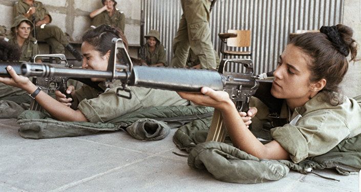 فتيات يتعلمن إطلاق النار في الجيش الإسرائيلي