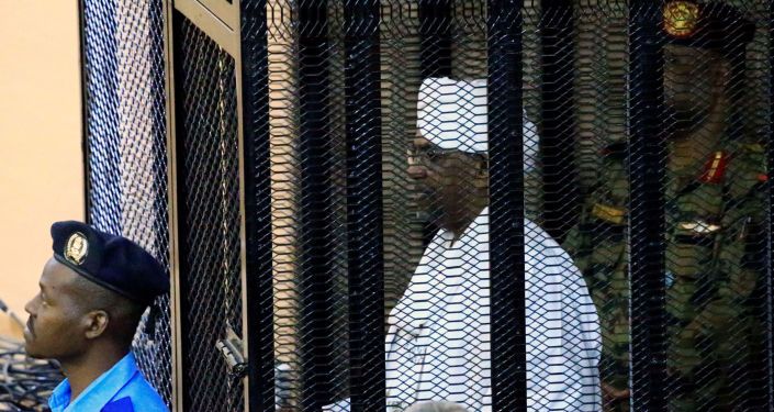 الرئيس السوداني المعزول عمر البشير داخل قفص المحاكمة