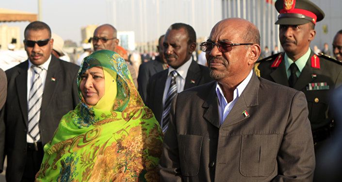 الرئيس السوداني المعزول عمر البشير وزوجته وداد بابكر