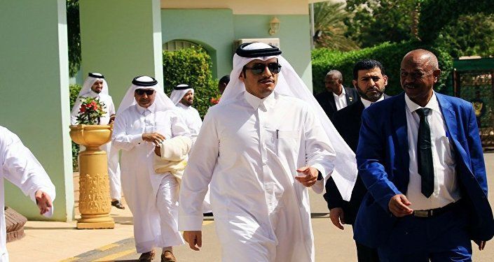 وزير الخارجية القطري أثناء زيارته السودان