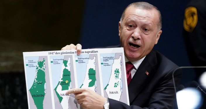 الرئيس التركي رجب طيب أردوغان يرفع خارطة فلسطين التاريخية في الأمم المتحدة.
