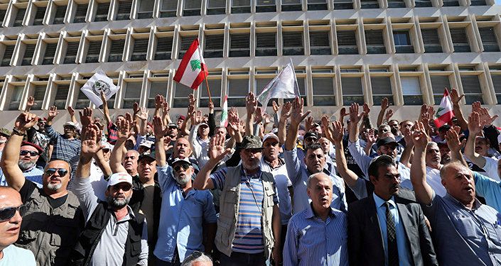 جنود لبنانيون متقاعدون في أثناء مشاركتهم في احتجاج على مسودة مقترحات ميزانية الدولة أمام البنك المركزي في بيروت
