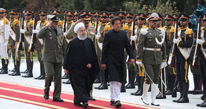 رئيس وزراء باكستان عمران خان مع الرئيس الإيراني حسن روحاني في طهران