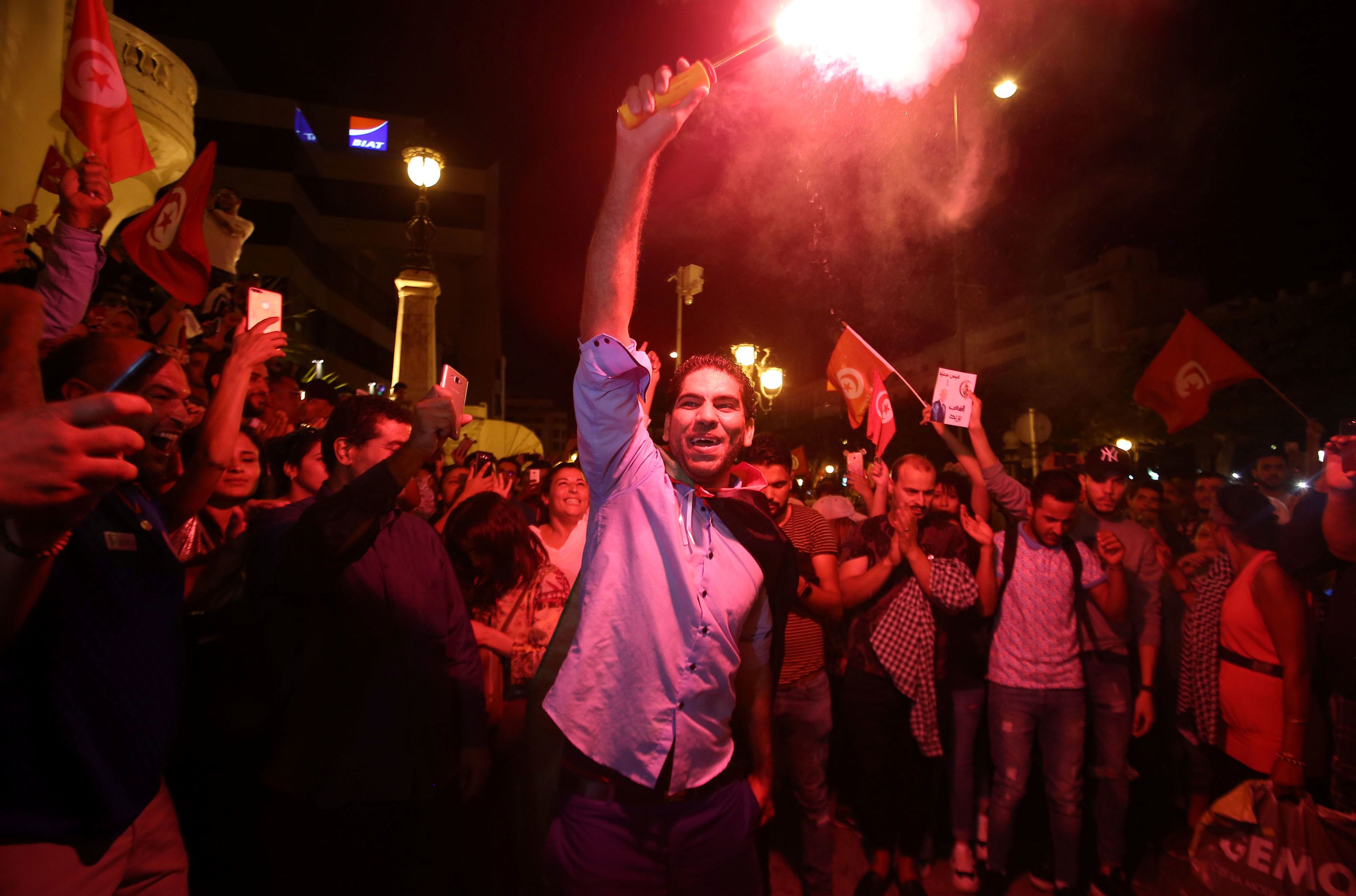 آلاف التونسيين يحتفلون بعد نتائج استطلاع تشير لفوز قيس سعيد