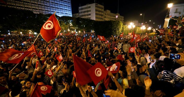 آلاف التونسيين يحتفلون بعد نتائج استطلاع تشير لفوز قيس سعيد