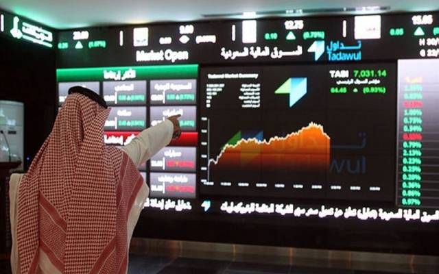 أحد المتعاملين يتابع تداولات سوق الأسهم السعودية