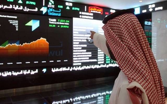 مستثمر أمام شاشة التداول في سوق المال السعودي