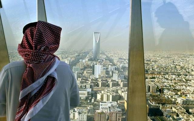 مواطن سعودي ينظر لبرج المملكة بمدينة الرياض ـ أرشيفية
