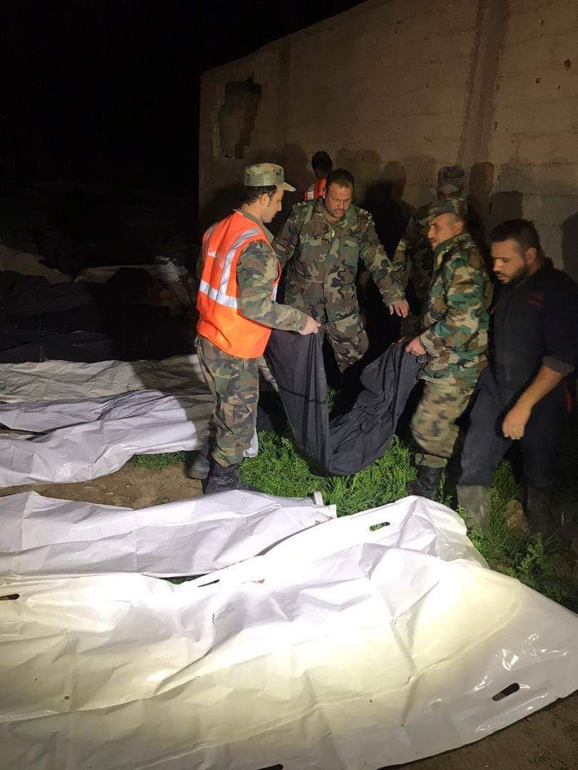 سوريا.. العثور على عشرات الجثث في مقبرة جماعية بدوما (صور)