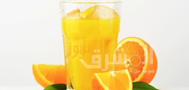 صنع عصير البرتقال - مشروب متواجد فى منزلك.. علاج فعال لتقوية جهاز المناعة