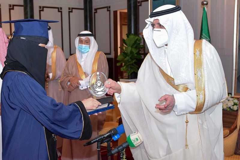 عندما شعر أمير تبوك بألم في أسنانه.. التقى طبيبين سعوديين فماذا حدث؟ هنا التفاصيل