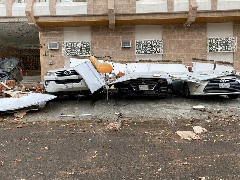 شاهد بالفيديو .. تضرر عددٍ من المركبات إثر هطول الأمطار الغزيرة بالمدينة المنورة