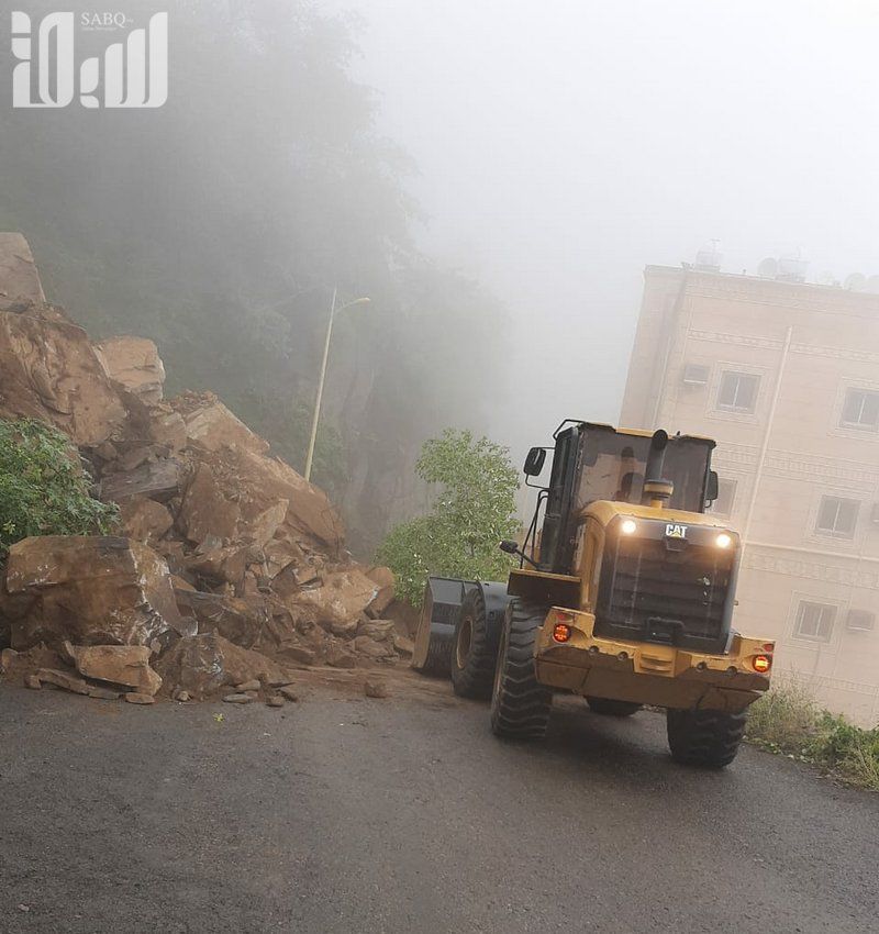 بالصور.. أمطار فيفاء تسبِّب انهيارات صخرية وانقطاعًا للطرق.. والبلدية تباشر