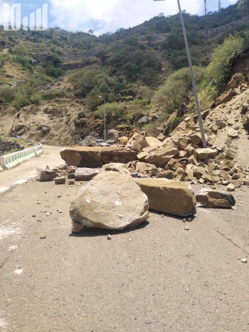 بالصور.. أمطار فيفاء تسبِّب انهيارات صخرية وانقطاعًا للطرق.. والبلدية تباشر
