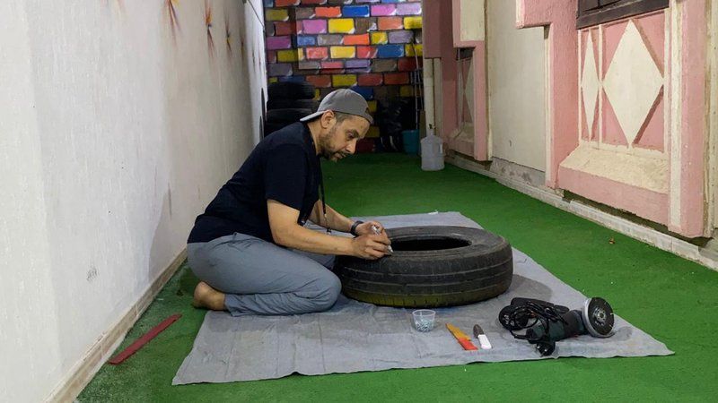 إطارات السيارات تحولت لأحواض زراعية.. شاهد ما فعله معلم في مكة بمنزله