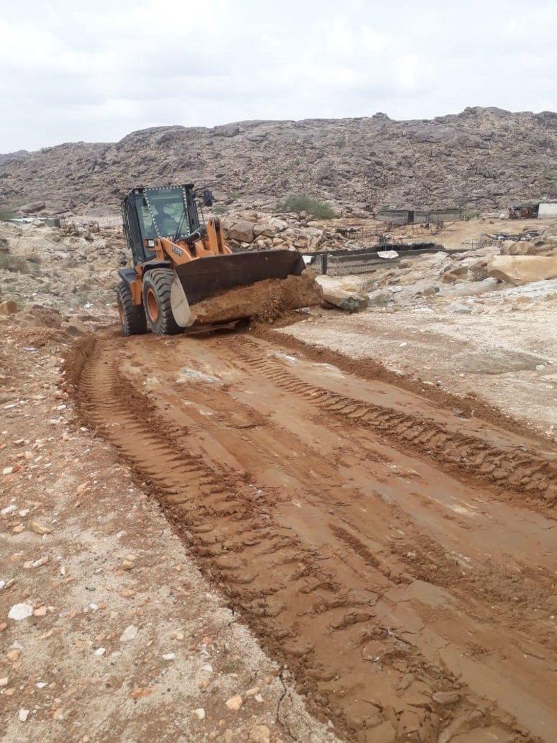 بلدية بارق تُعيد فتح الطرق المتضررة من السيول في المحافظة ومراكزها
