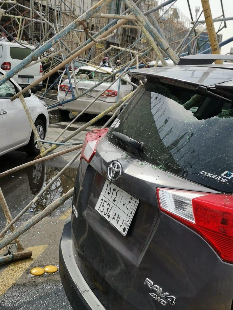 بالصور.. أمطار مكة تسقط سقالات واجهة مركز تجاري وتضرر عدة سيارات
