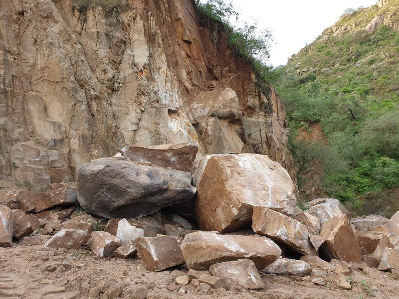 بالصور.. انهيارات صخرية كبيرة تغلق طريق عبادل بـ