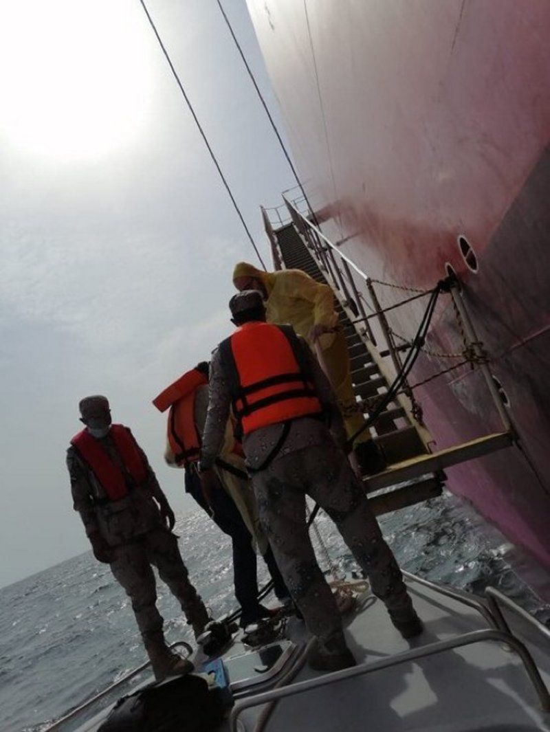 حرس الحدود يخلي بحاراً تركياً على متن سفينة في مياه البحر الأحمر