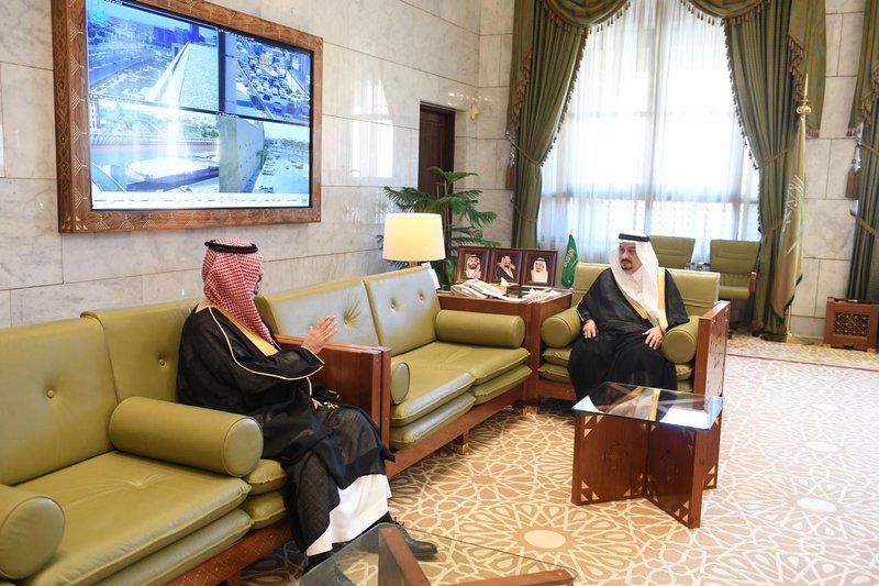 أمير الرياض يستقبل مدير معهد الإدارة العامة