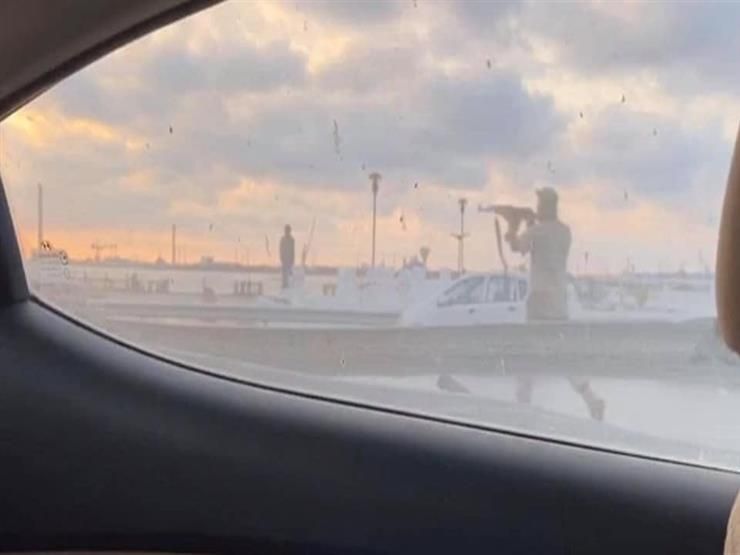 مواطن ليبي يوثق لحظة إطلاق الرصاص على المتظاهرين