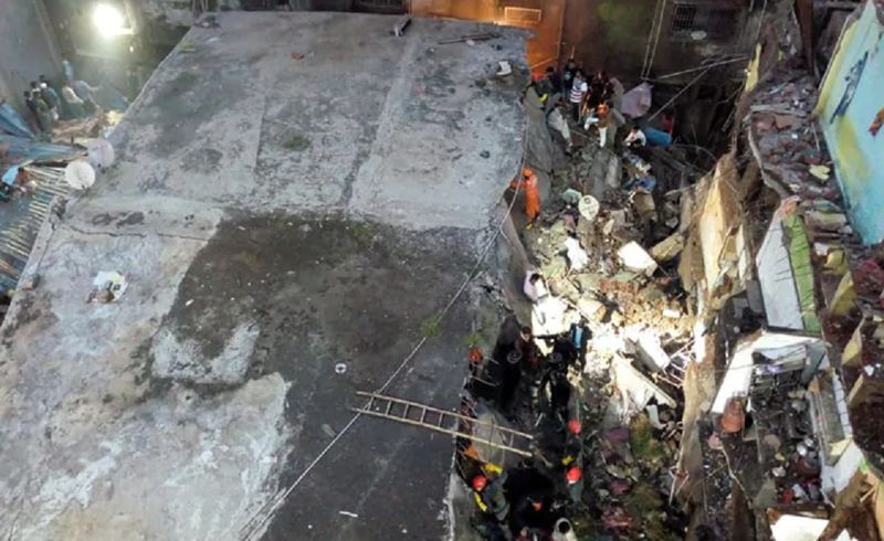 بالفيديو.. انهيار مبنى ومقتل 10 على الأقل في مومباي بالهند