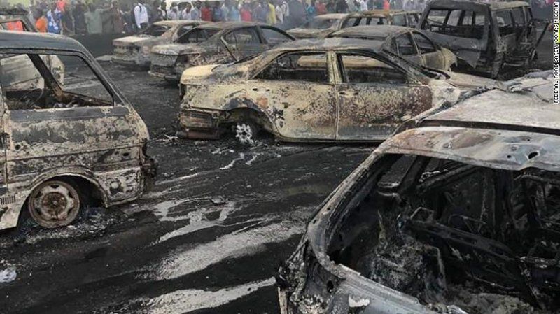 شاهد.. لحظة احتراق شاحنة وقود ومقتل 23 شخصًا في نيجيريا