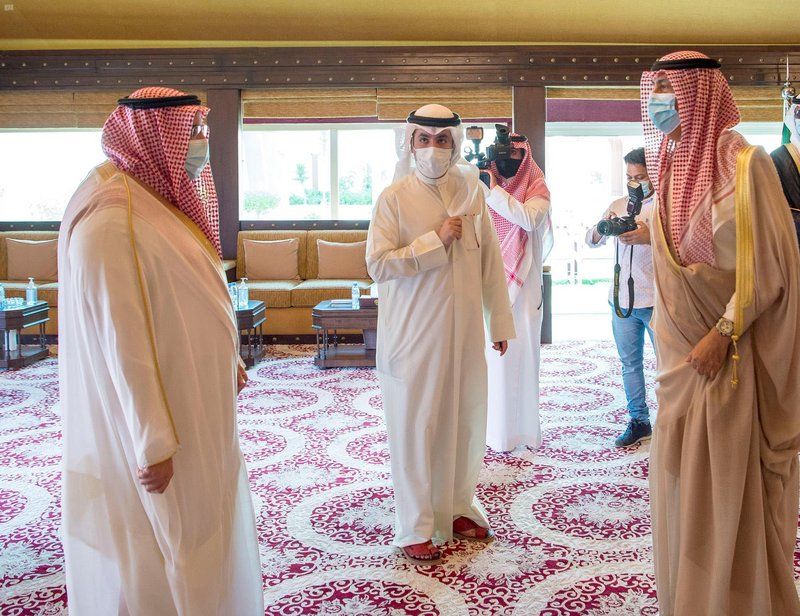 وكيل إمارة الرياض يزور سفارة الكويت لتقديم العزاء