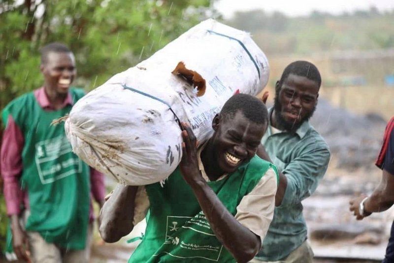 مركز الملك سلمان يواصل توزيع المساعدات المتنوعة للمتضررين من السيول والفيضانات في السودان
