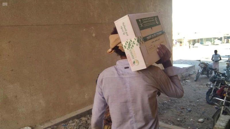 مركز الملك سلمان يوزّع 5.500 كرتون من التمور للمحتاجين في محافظة لحج