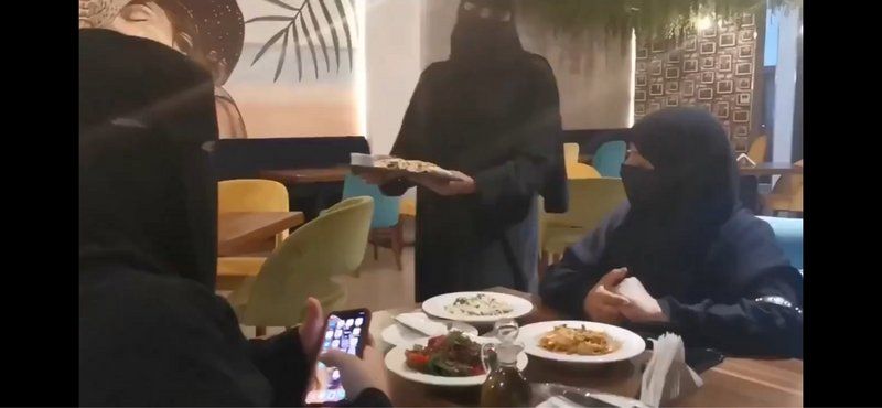 شاهد.. قصة زوجين سعوديين يعملان في مطعمهما بجازان