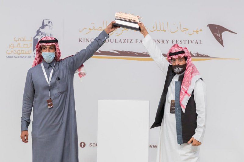 تتويج الفائزين بالأشواط الخمسة في مهرجان الملك عبدالعزيز للصقور