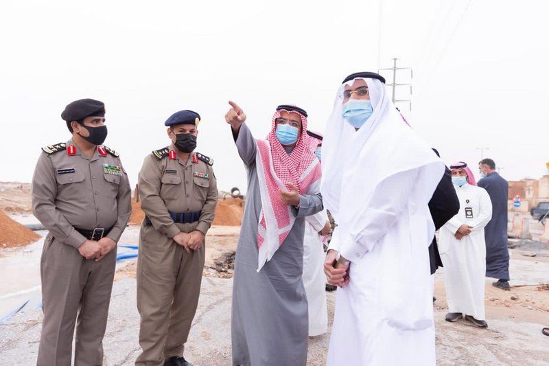 منصور بن محمد يتابع ميدانيًّا تأثير الحالة المطرية في حفر الباطن