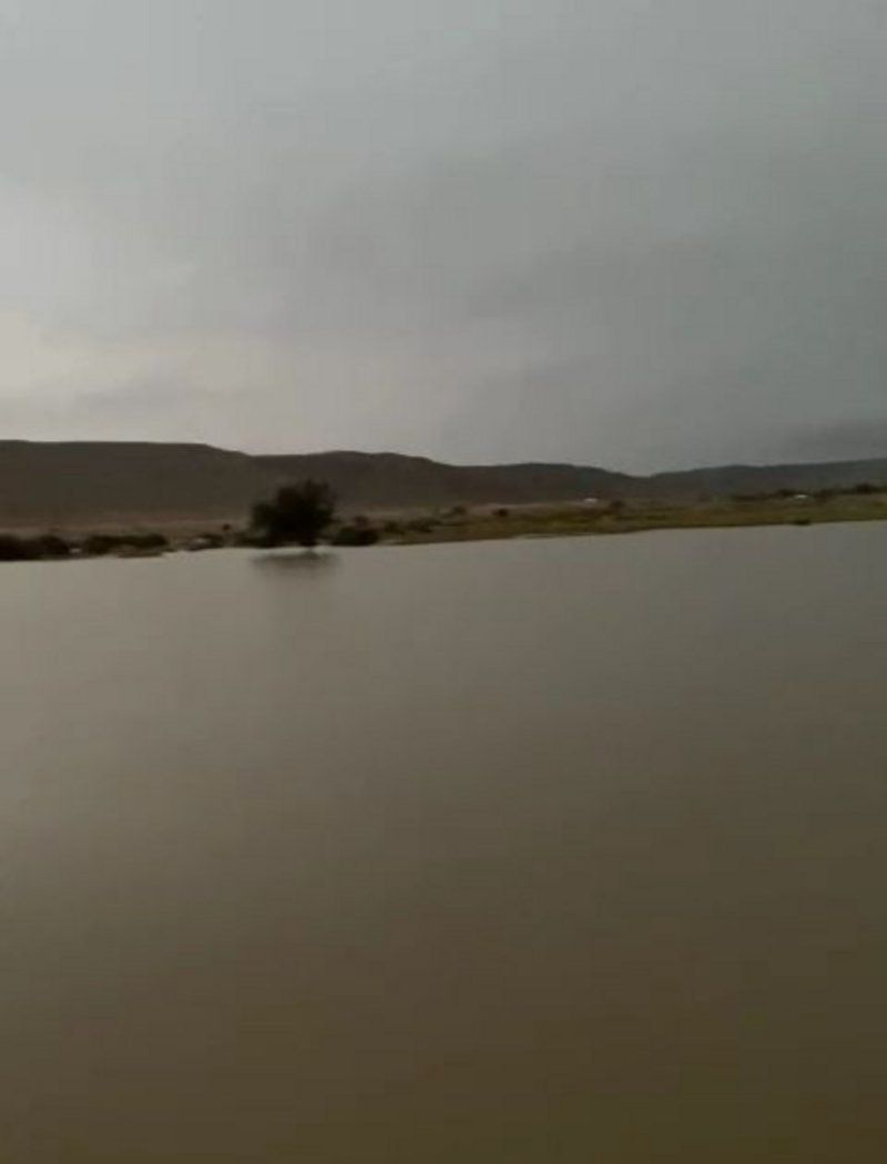 شاهد.. أمطار متواصلة منذ الصباح تُجري الأودية في المحافظات شمال الرياض
