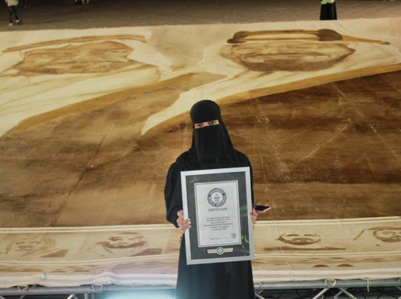 سعودية تعرض أكبر لوحة في العالم بمناسبة اليوم الوطني الإماراتي