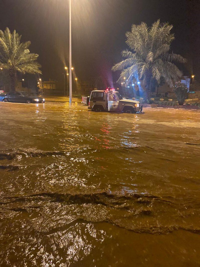 شاهد.. محافظ شقراء يقف على عملية نزح مياه الأمطار من الشوارع