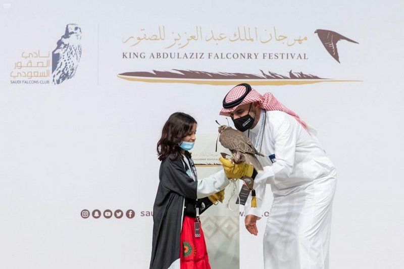 نادي الصقور السعودي يهدي الطفلة 