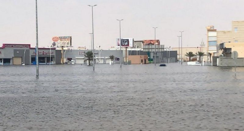 شاهد.. مياه الأمطار تتسبَّب في غرق مركبات وتدهم منازل ومحال في النعيرية
