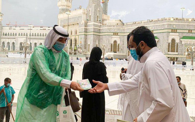 توزيع معاطف الغيث على قاصدي المسجد الحرام