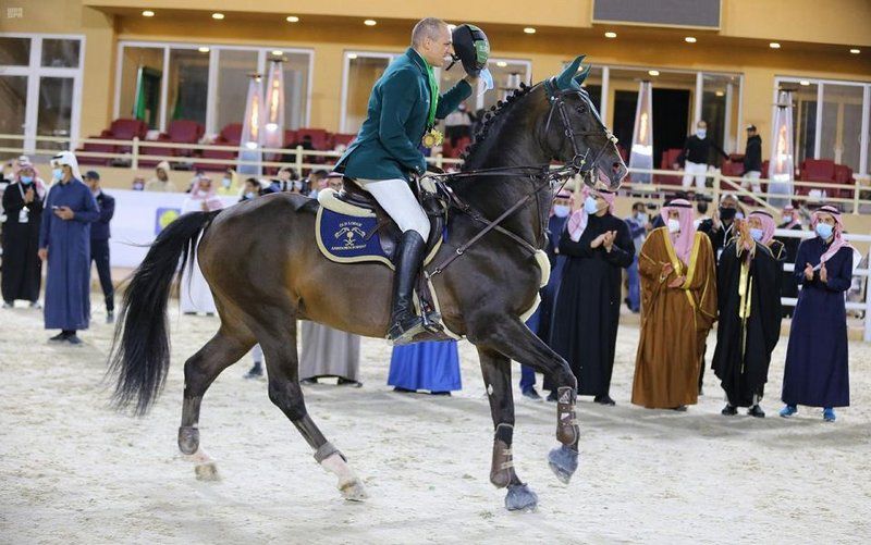 الفارس الشربتلي يُتوَّج بالجائزة الكبرى في بطولة خشم الحصان