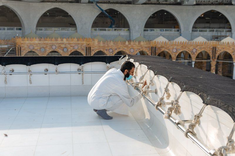 فريق سعودي مختص ينفذ أعمال تنظيف سطح الكعبة المشرفة خلال 40 دقيقة