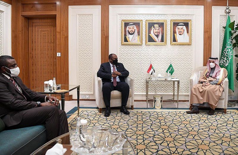 وزير الخارجية يستعرض العلاقات الثنائية مع عضو المجلس السوداني